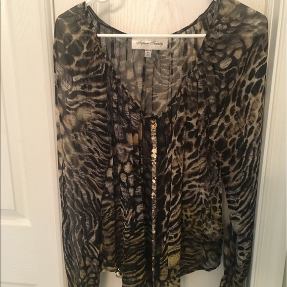 Fifteen Twenty Tops - Beautiful top by Fifteen Twenty. Gently Used Fifteen Twenty Tops - Beautiful top by Fifteen Twenty. Gently Used